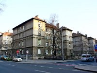 Klaićeva ulica. Gradske kuće na Ciglani ( danas u Klaićevoj kbr. 9, 9A, 11, 11A i 11B) sagrađene 1920.-1921. godine  Kuće su sagrađene 1920./1921. godine prema projektu ing. Pavla Jušića, a ispred Gradskog građevnog ureda nacrte je potpisao ing. Karlo Vajda. Šest trokatnica H-tlocrta sagradila je Gradska općina za manje imućno pučanstvo u sklopu svog programa rješavanja poratne stambene krize 1920-ih godina u Zagrebu. Na tome zemljištu je ranije bila jedna od brojnih ciglana, a cijelo zemljište od Hochmanove do Savske ulice, između Kršnjavoga i Klaićeve ulice, pripadalo je Adolfu Mülleru, vlasniku ciglane na Črnomercu. Kuće su do danas zadržale svoj izvorni izgled. Kasnije je na južnom dijelu parcele dograđena mala gimnastička dvorana koja je na toj strani zatvorila ulaz u zajedničko dvorište.